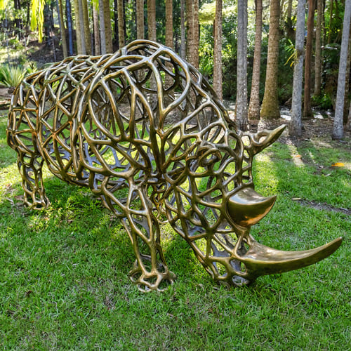 Rhino-a-la-Charge-Ajoure - -Bronze-rhino-sculpture-in-gold-grid-500