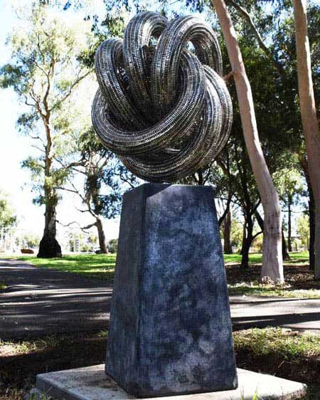 Eternity-by-Lachlan-Ross-sculptura